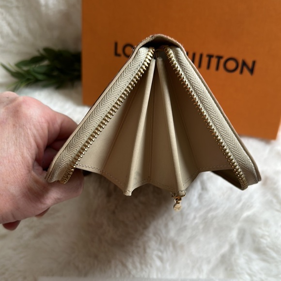 LOUIS VUITTON Ltd Ed patent leather pink/cream LEOPARD zippy wallet Authentic - Picture 4 of 11